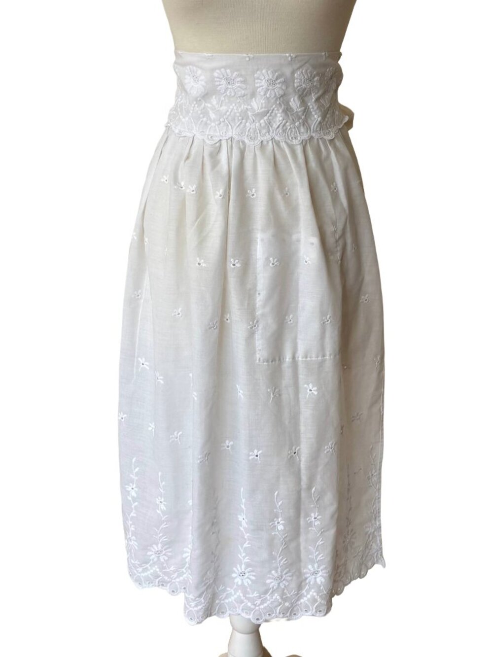 Vintage White Floral Embroidered Apron Skirt with Pocket Scalloped Edge 50s